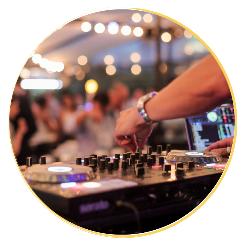 Mão de um DJ no mixer atuando em um evento corporativo