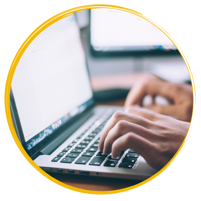 Pessoa trabalhando em produção de conteúdo no computador