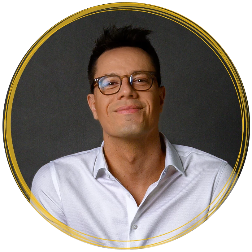 Foto Roger Spalding com camisa branca e óculos com leve sorriso