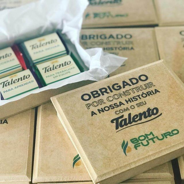 Foto detalhe de brinde residual de evento corporativo da Talento com dizer "Obrigado por construir nossa história com seu talento"